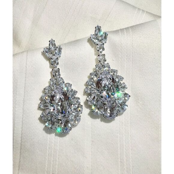 No Brand Jewelry - Super sparkly dangle cubic zirconia earrings - pear cut